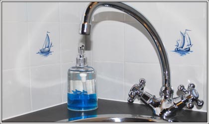 Aaltje Engelina Badkamer met douche, wc en wasgelegenheid