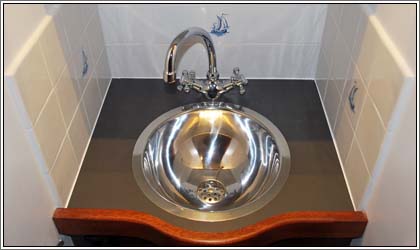 Aaltje Engelina Badkamer met douche, wc en wasgelegenheid