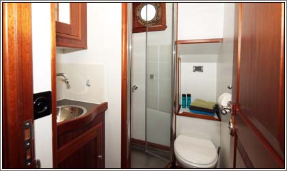 Aaltje Engelina Badkamer met douche, wc en wasgelegenheid