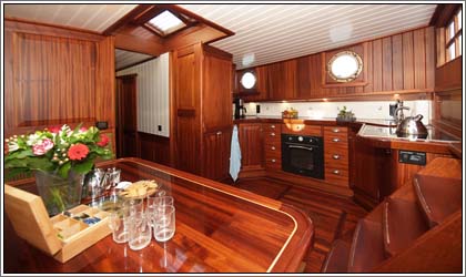 Aaltje Engelina Keuken en Salon achter