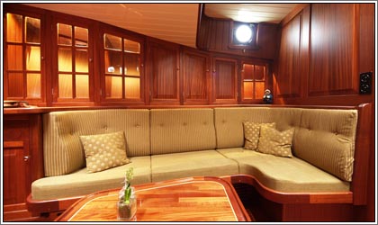 Aaltje Engelina Lounge voorin stuurboord